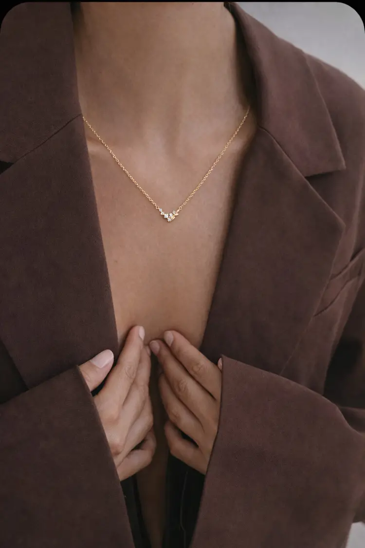 Işıltılı V Gümüş Kolye